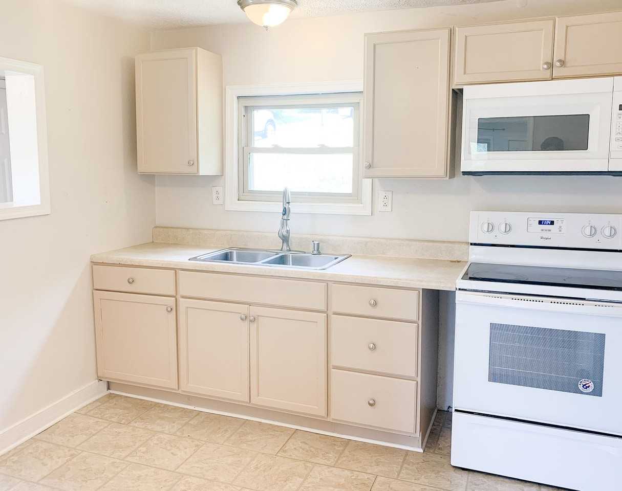 1100 Montgomery St - Photo 2 of 18
