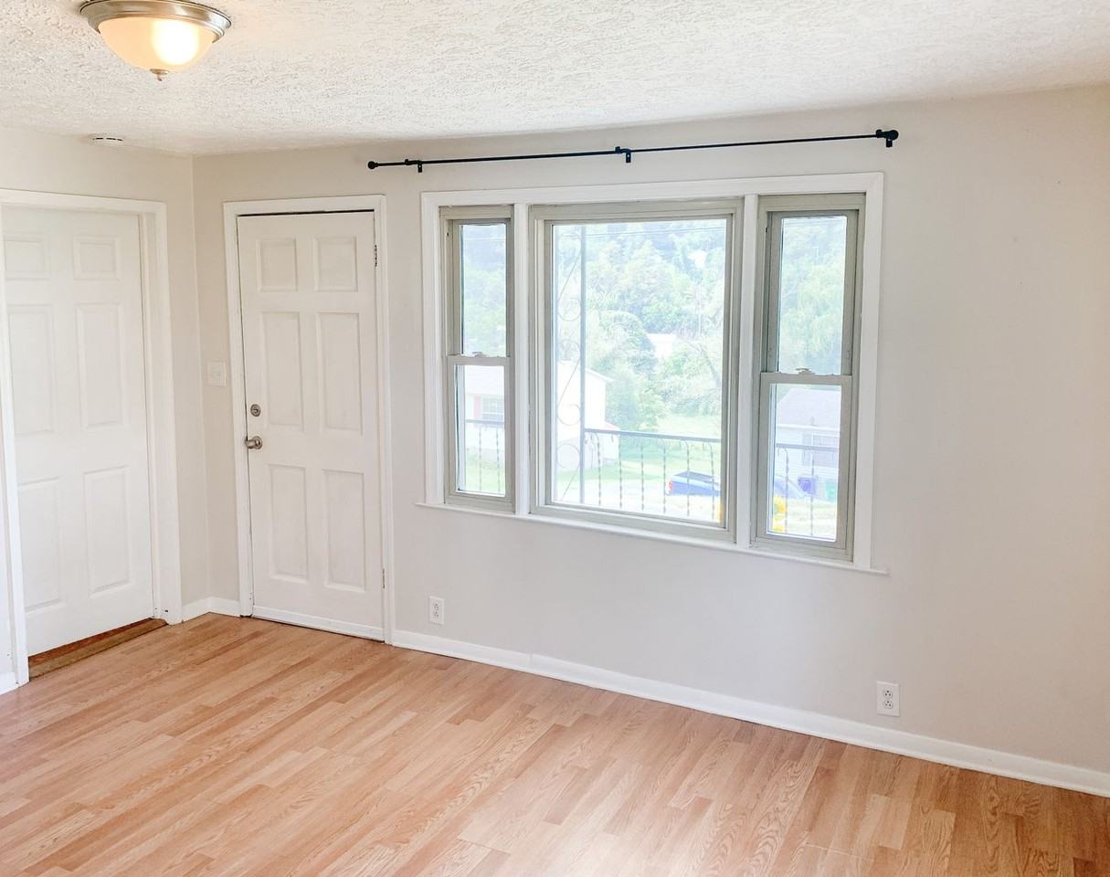 1100 Montgomery St - Photo 4 of 18