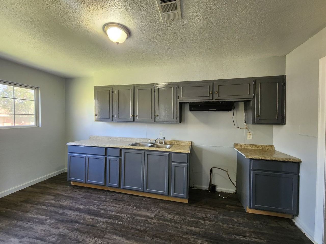 1506 Chapman St - Photo 3 of 12