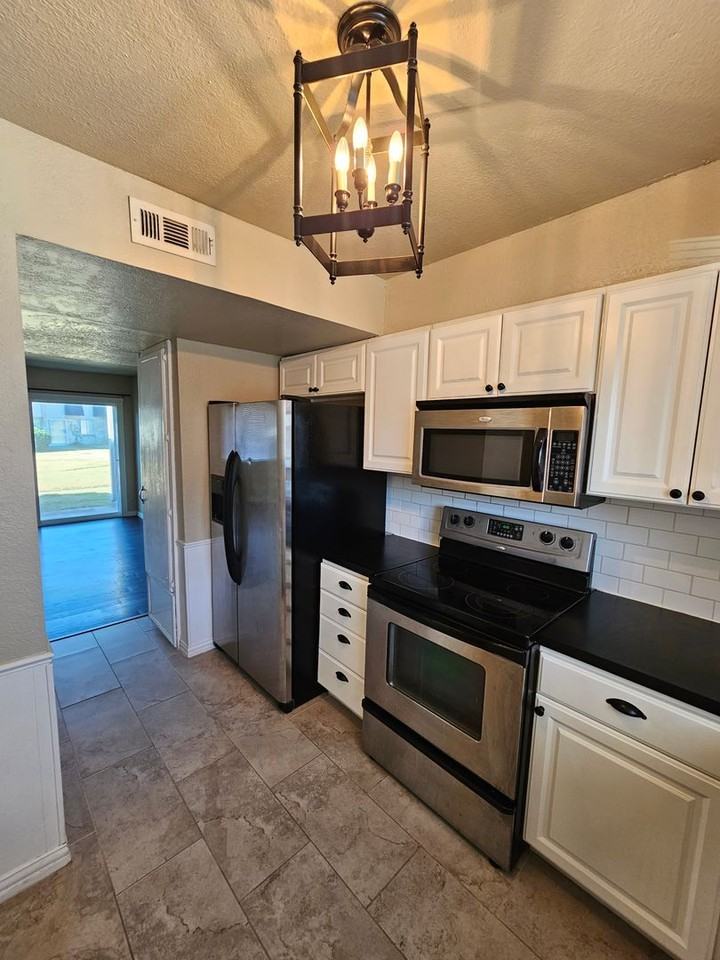 216 Justin Dr - Photo 5 of 18
