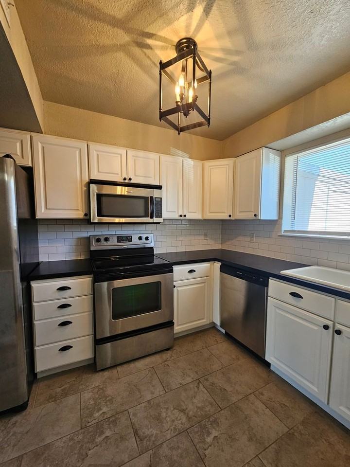 216 Justin Dr - Photo 6 of 18