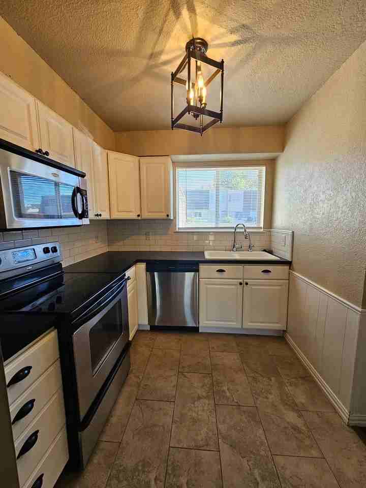 216 Justin Dr - Photo 7 of 18