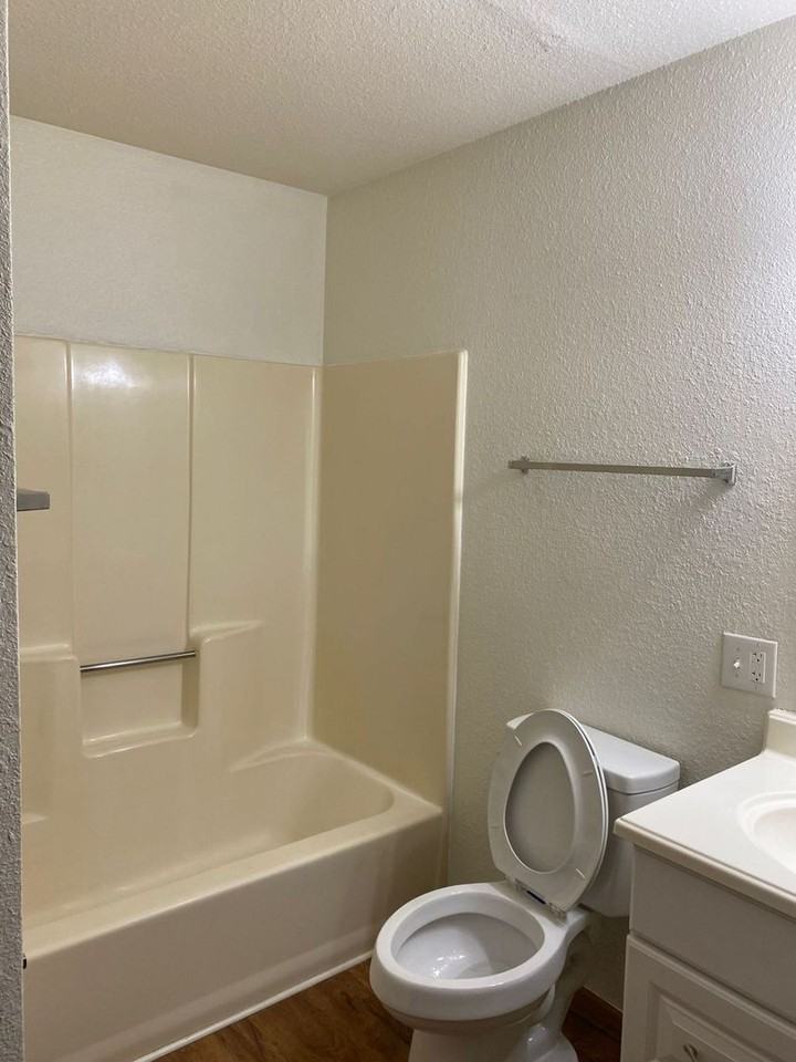 Tranquil Retreat: 125 Crescent Lake Road, Saint Clair, MO 63077 - Photo 7 of 23