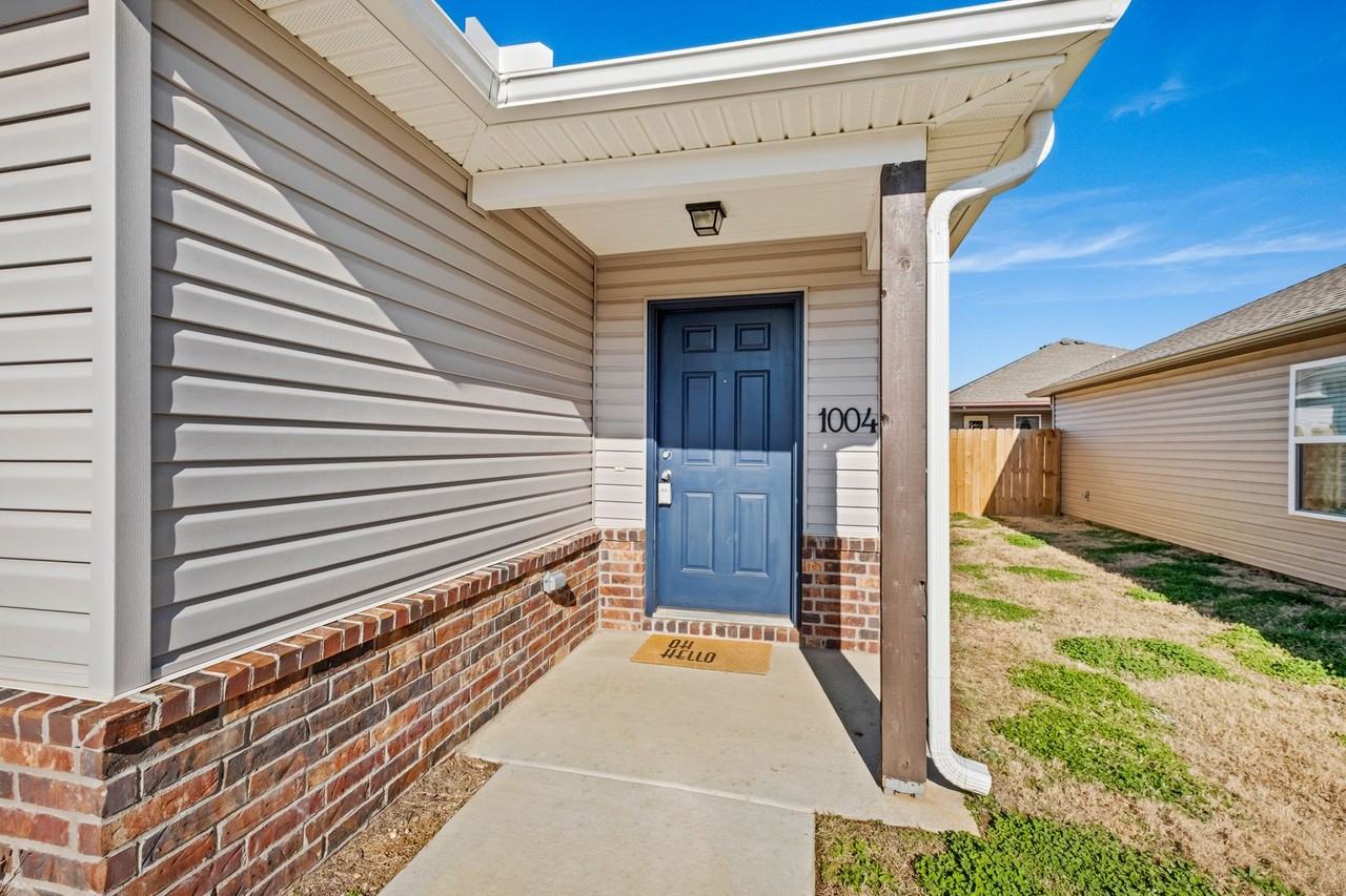 1004 E Starling St - Photo 4 of 27