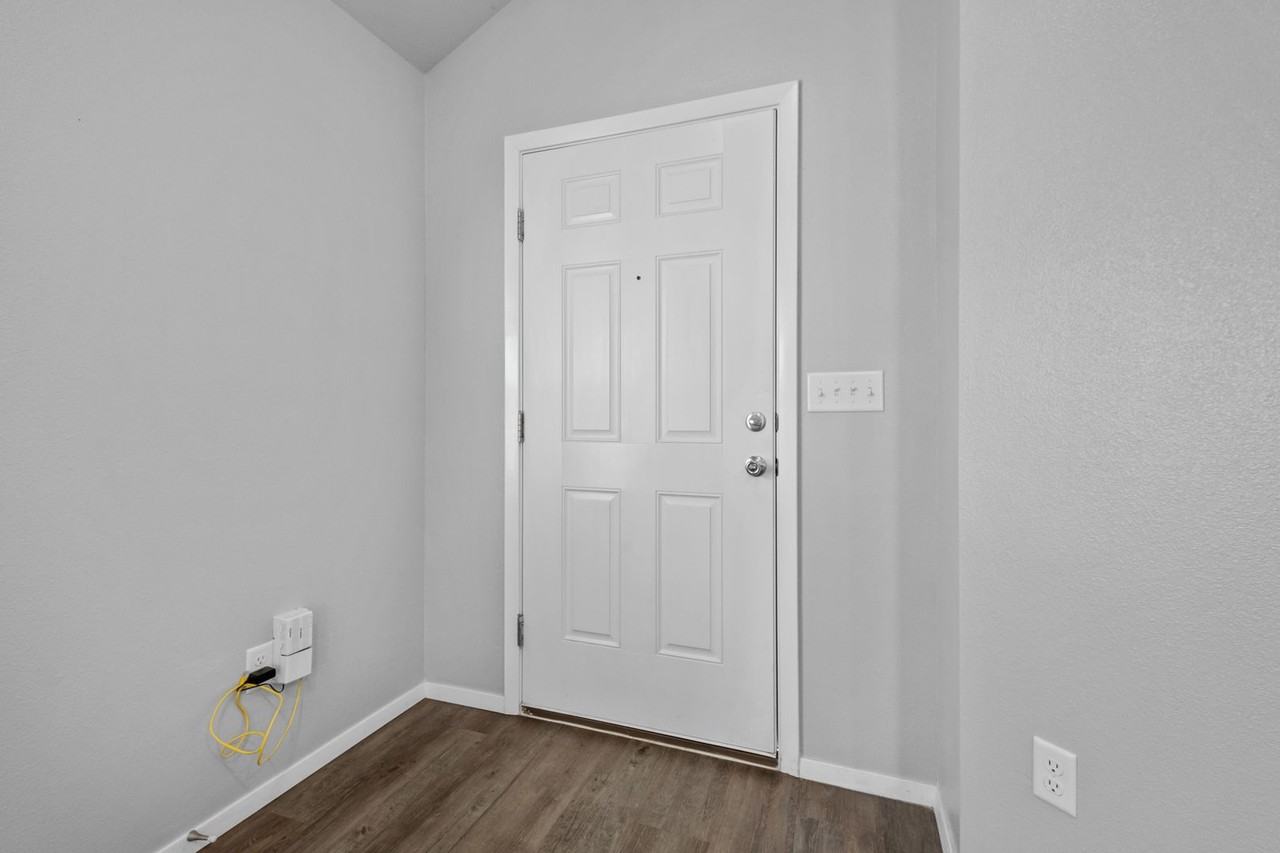 1004 E Starling St - Photo 5 of 27