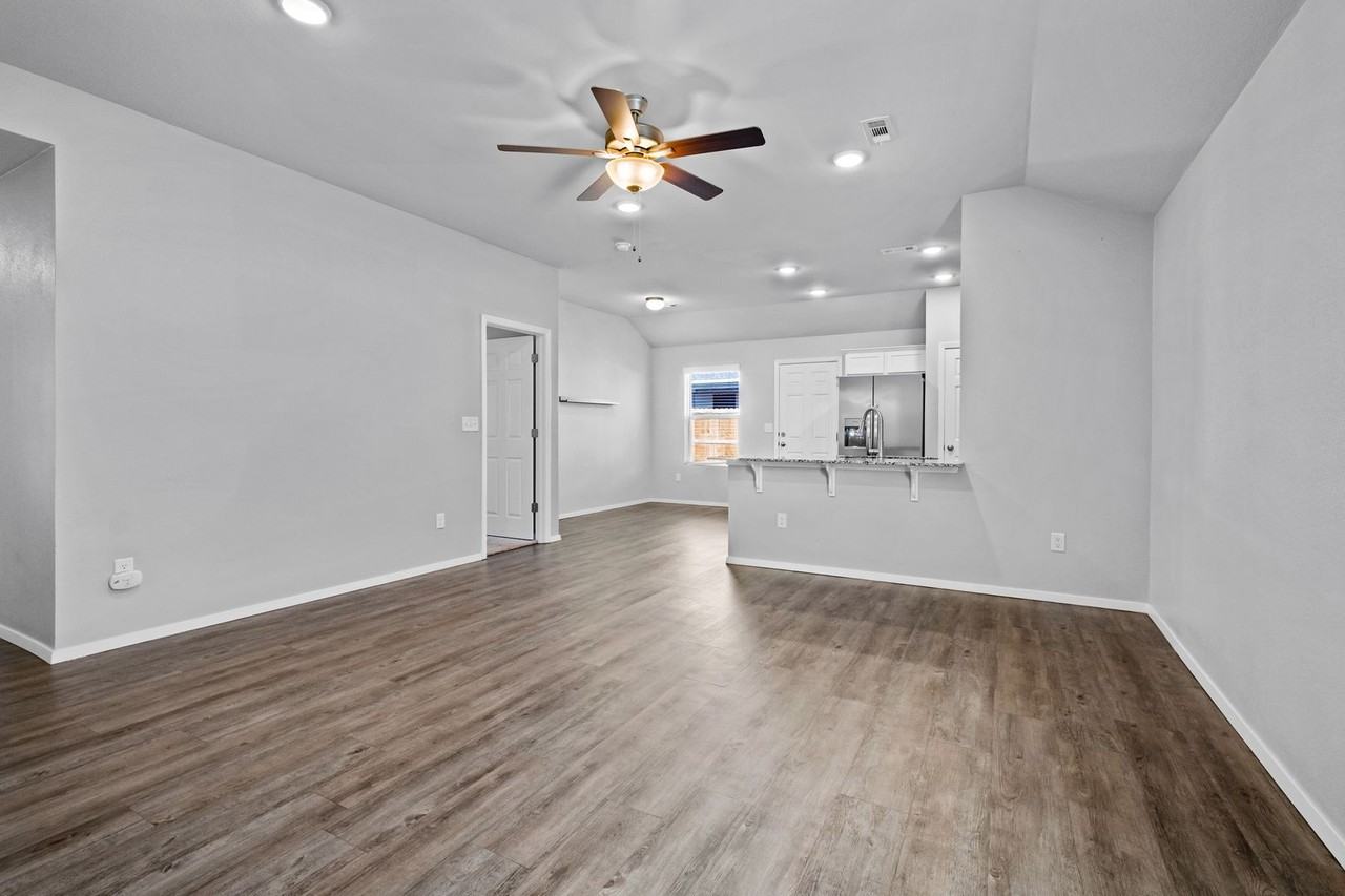 1004 E Starling St - Photo 6 of 27