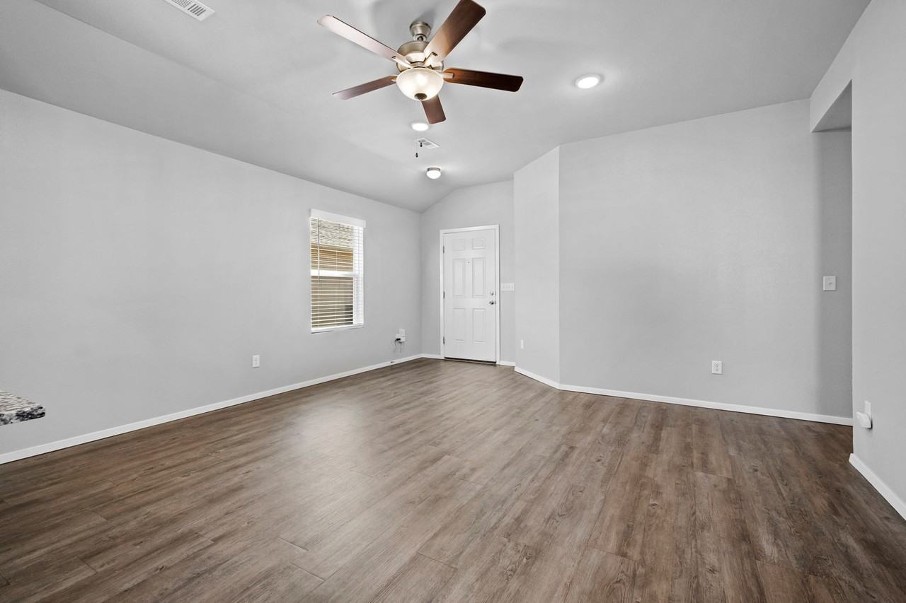 1004 E Starling St - Photo 7 of 27