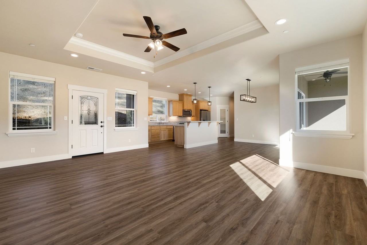 560 Valstream Dr - Photo 5 of 20