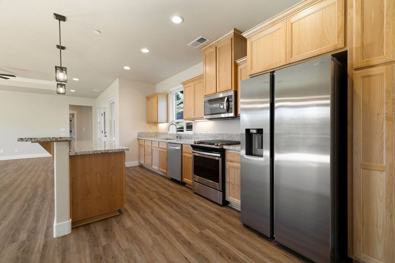 560 Valstream Dr - Photo 7 of 20