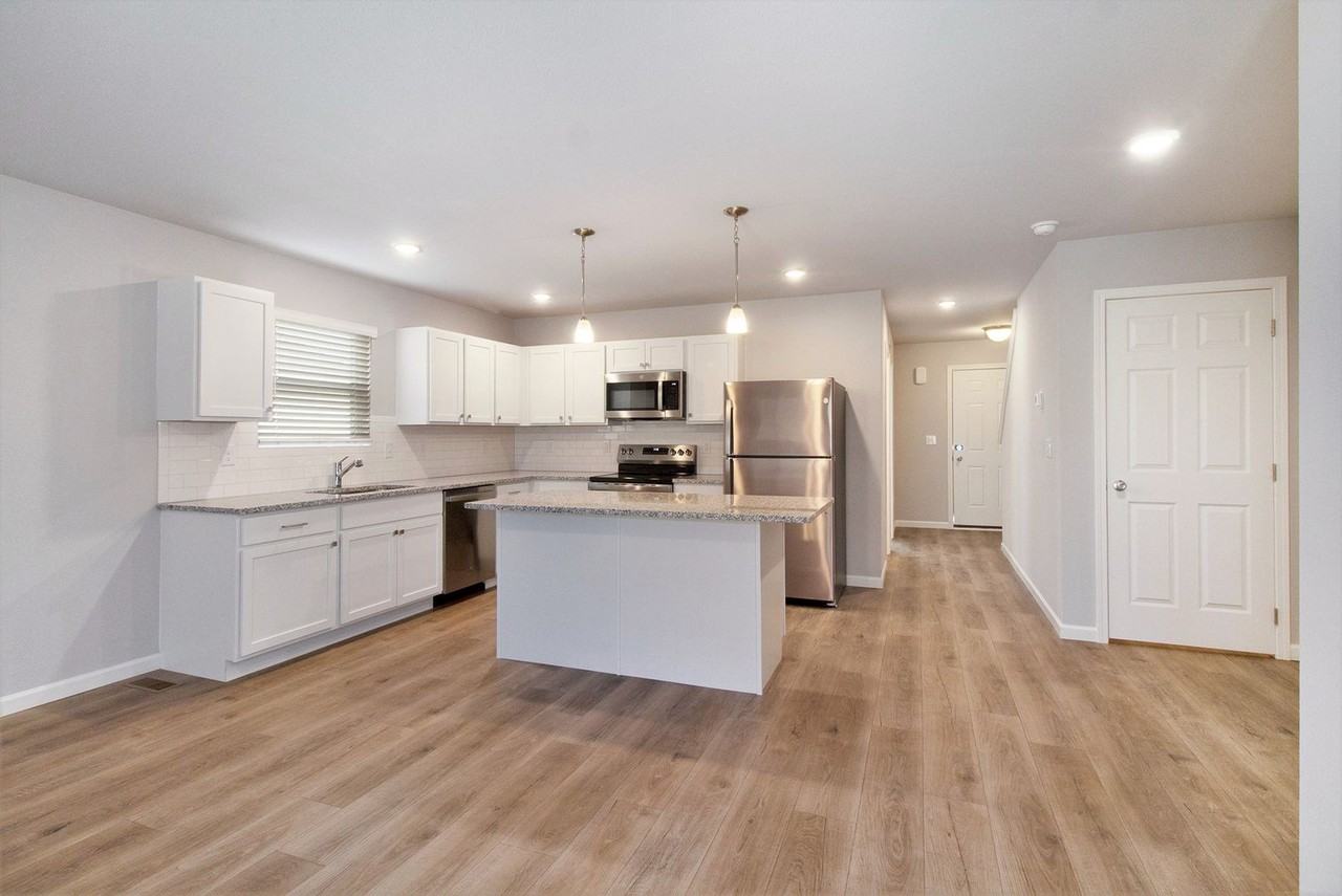 2223 Macatawa Ln - Photo 3 of 21