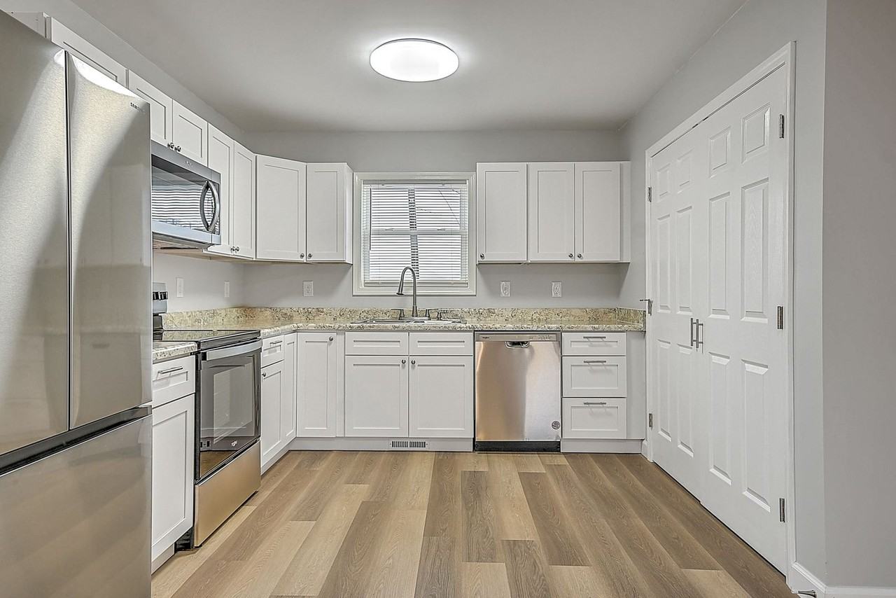 196 Oak St - Photo 2 of 27