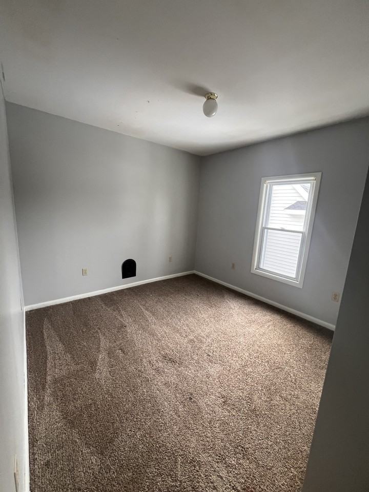446 S Pleasant St - Photo 2 of 8