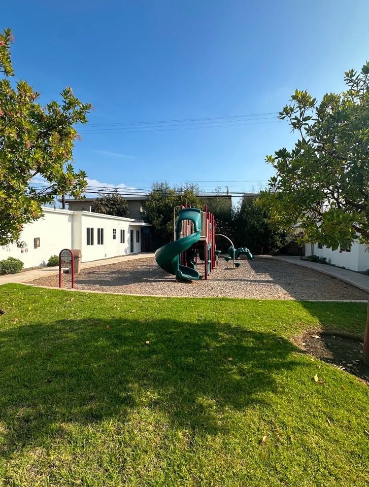 130 N Surfside Dr - Photo 2 of 24