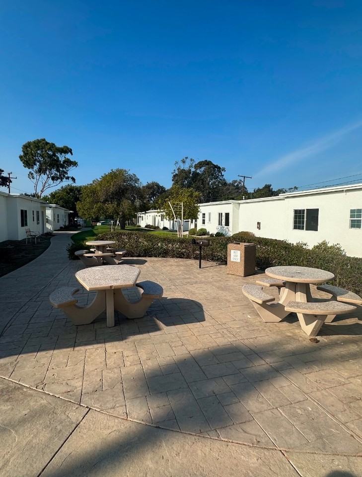 130 N Surfside Dr - Photo 3 of 24