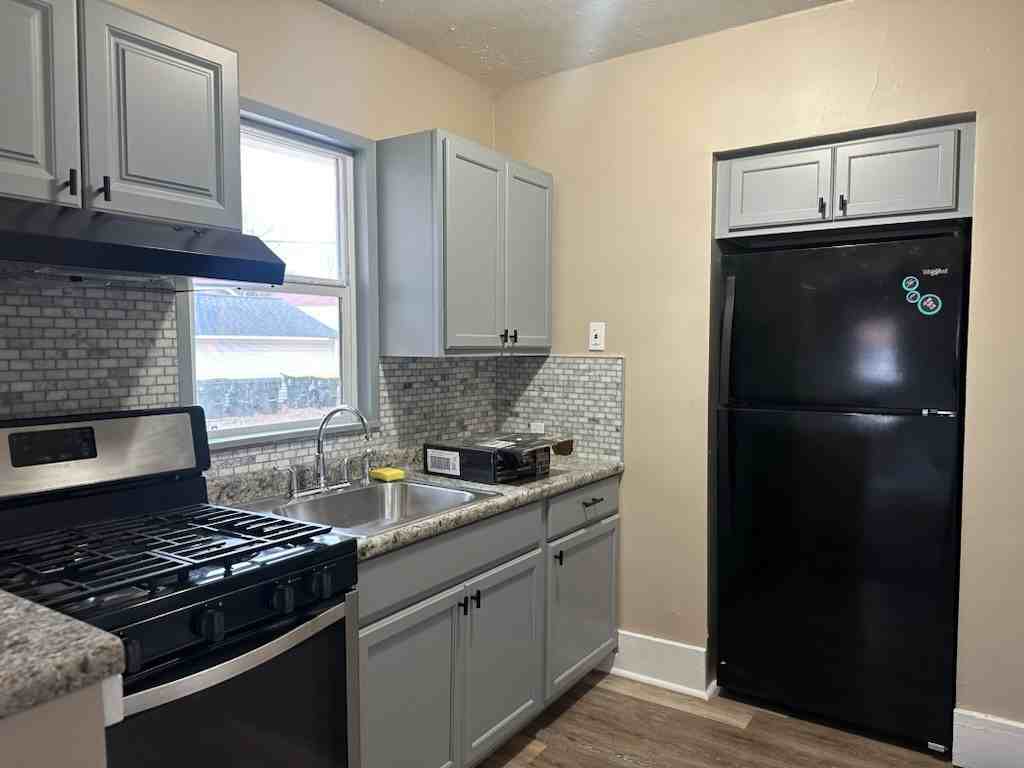 917 22nd St #NA - Photo 3 of 3
