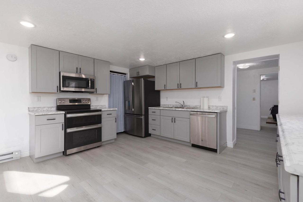 770 S 960 W #B - Photo 5 of 20