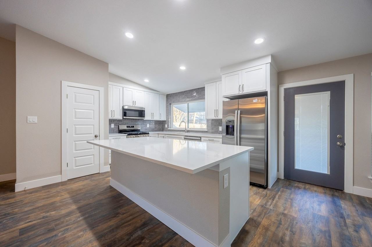 1206 Croydon St - Photo 2 of 26