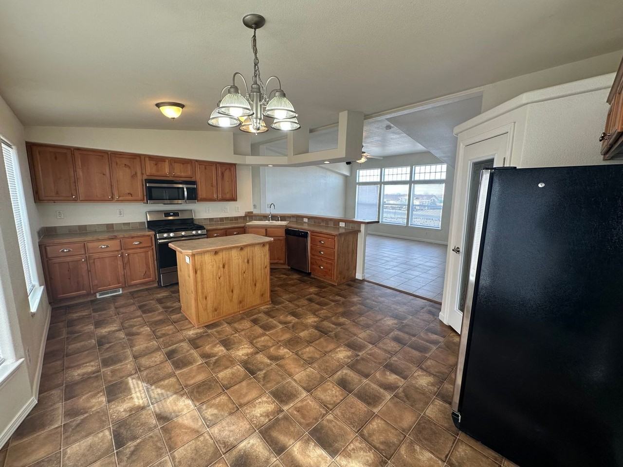1900 Roberson Ln - Photo 3 of 8