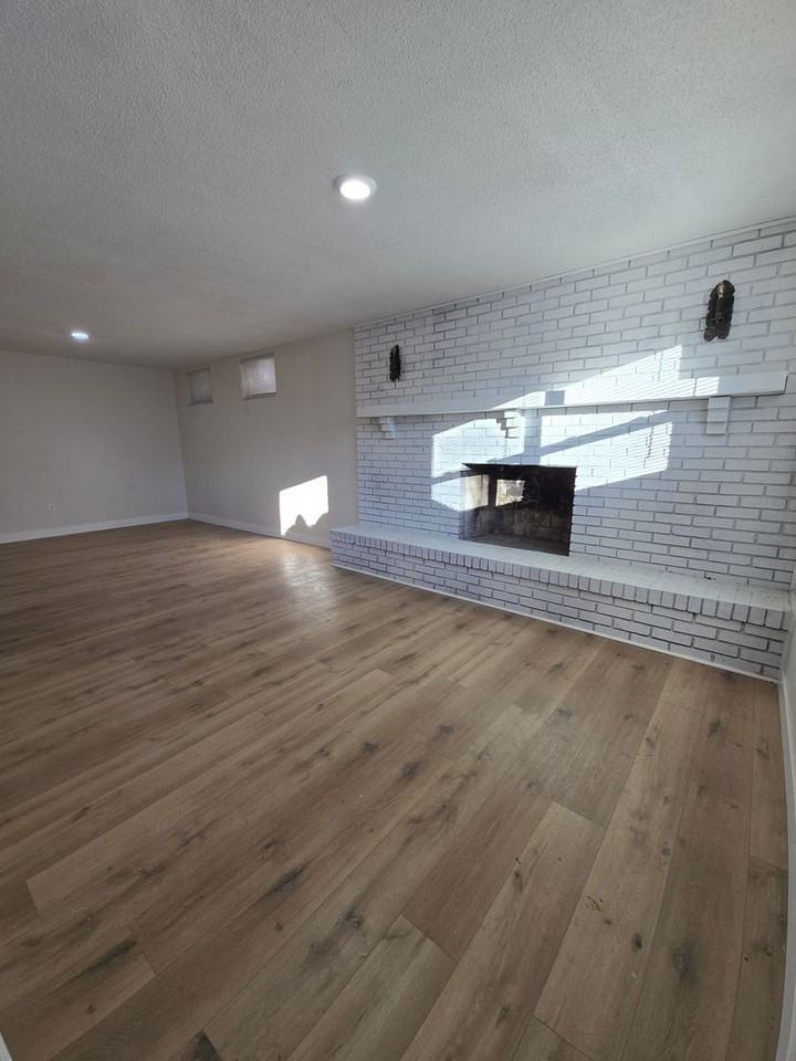 4309 W Bethany Dr - Photo 2 of 9