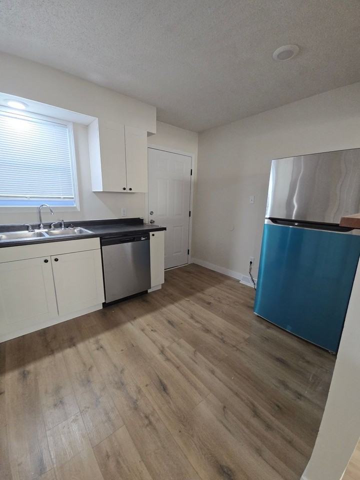 4309 W Bethany Dr - Photo 3 of 9