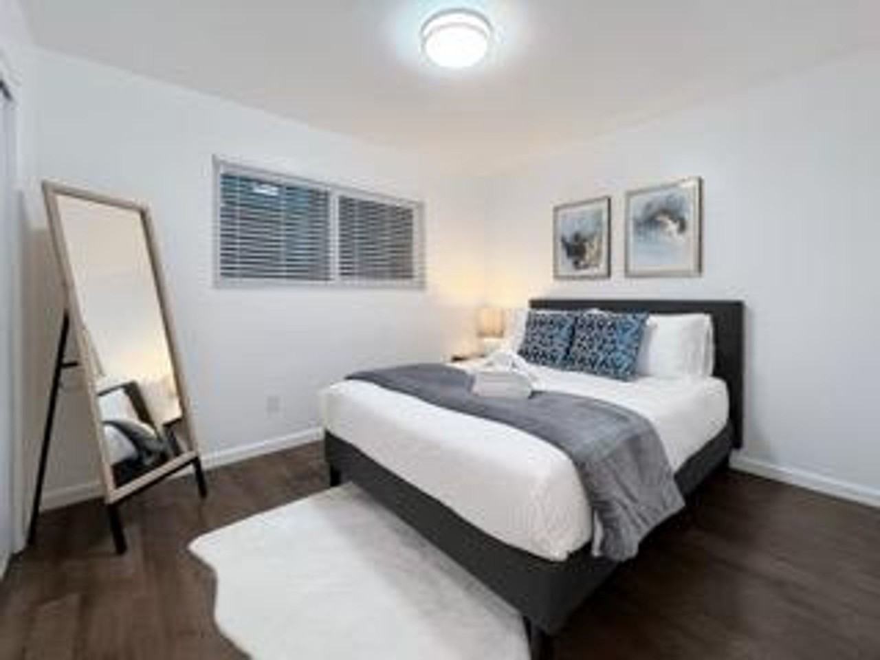 Roosevelt Ave Apartments - Photo 6 of 16