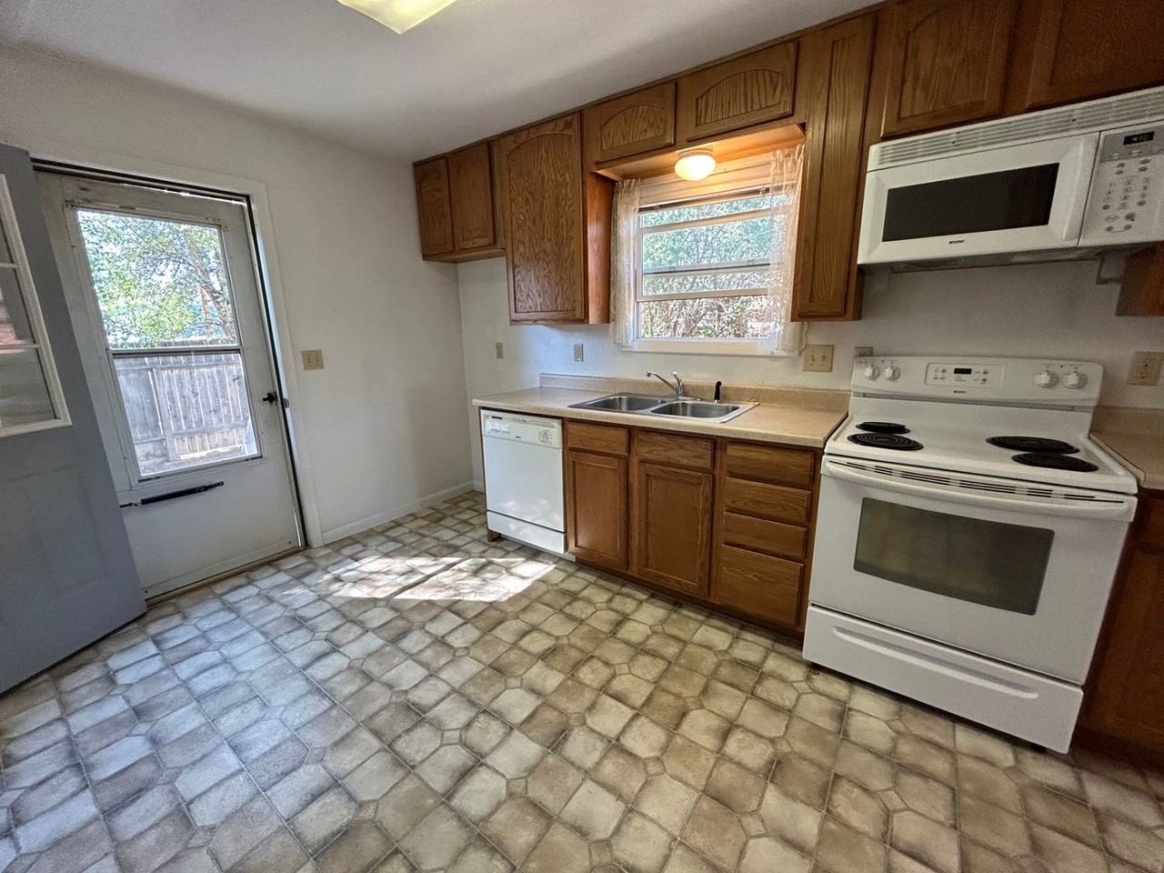 1015 E Fremont Ave - Photo 2 of 42