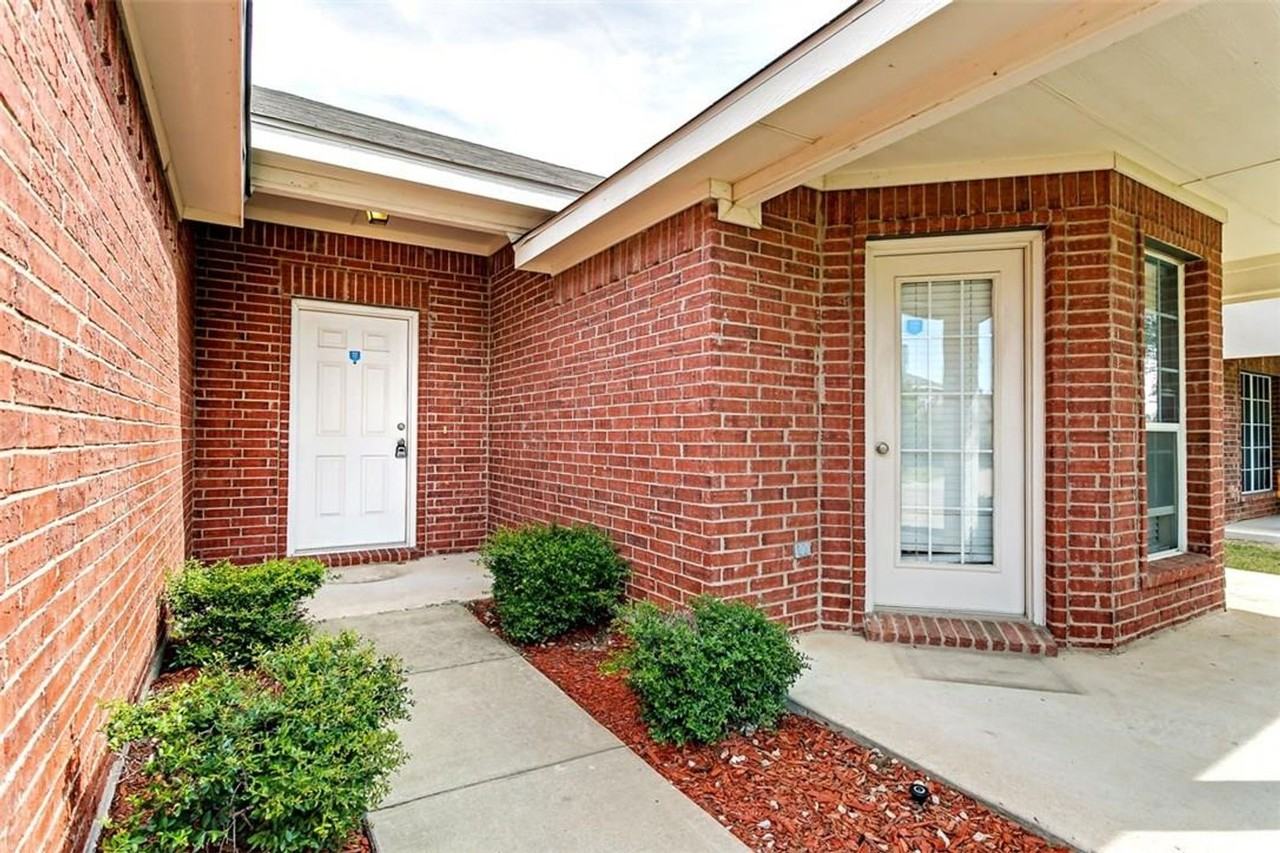 9904 Nixon Dr - Photo 2 of 12