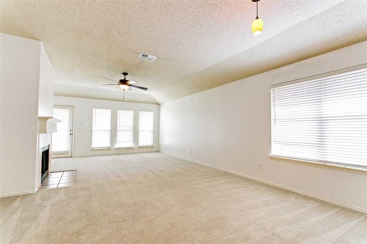 9904 Nixon Dr - Photo 3 of 12