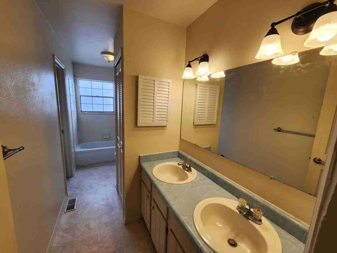 23 Queensbury Ct - Photo 6 of 18