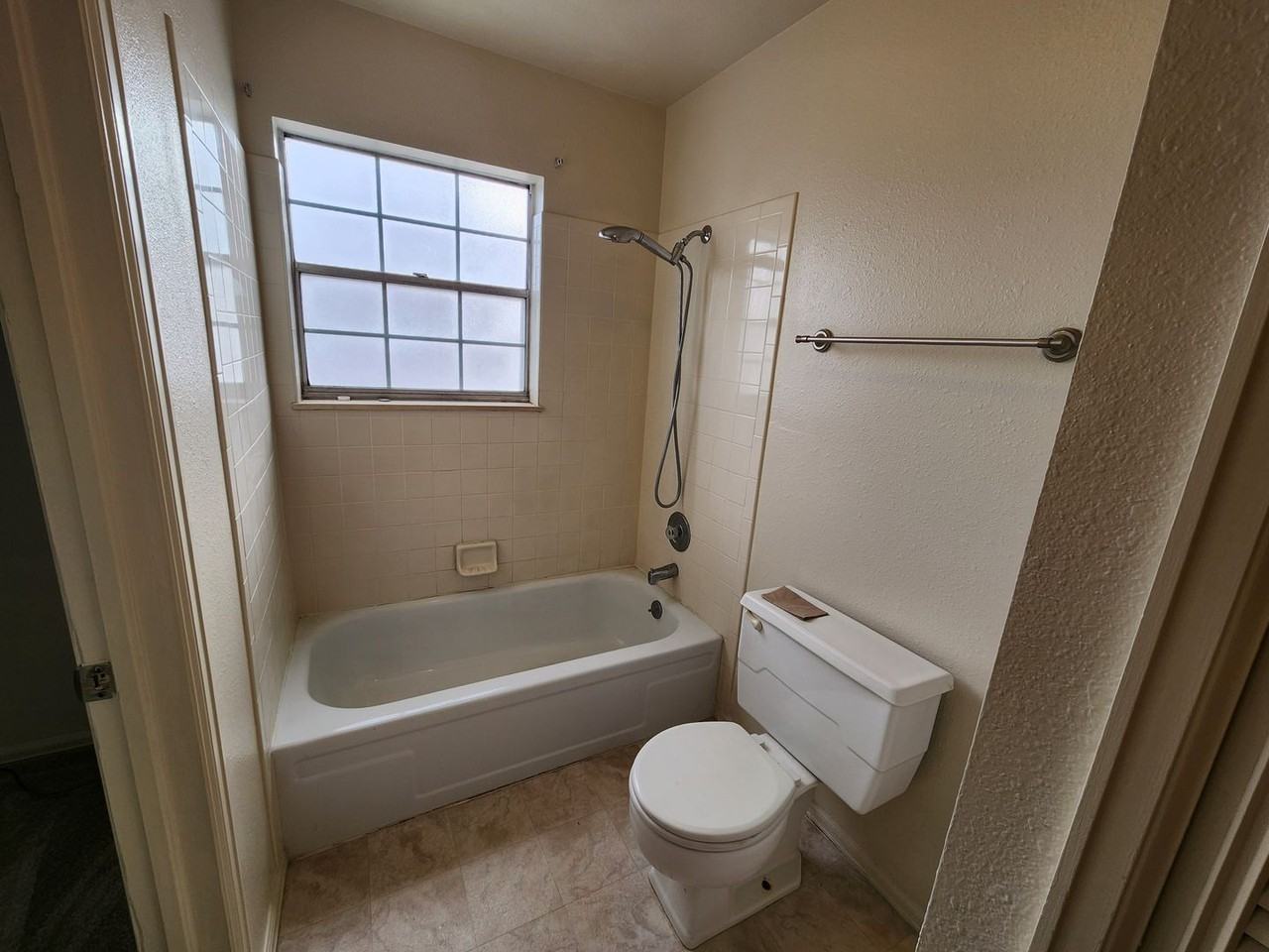 23 Queensbury Ct - Photo 7 of 18