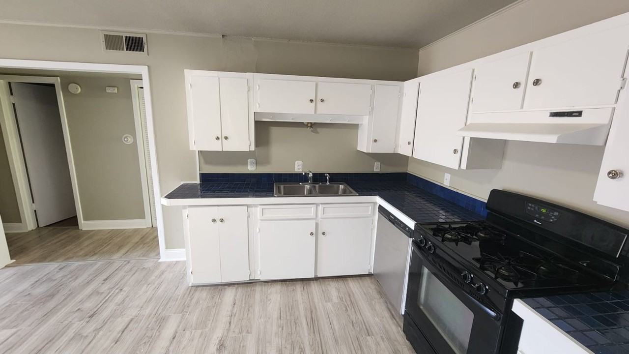 1304 Summit St - Photo 3 of 14