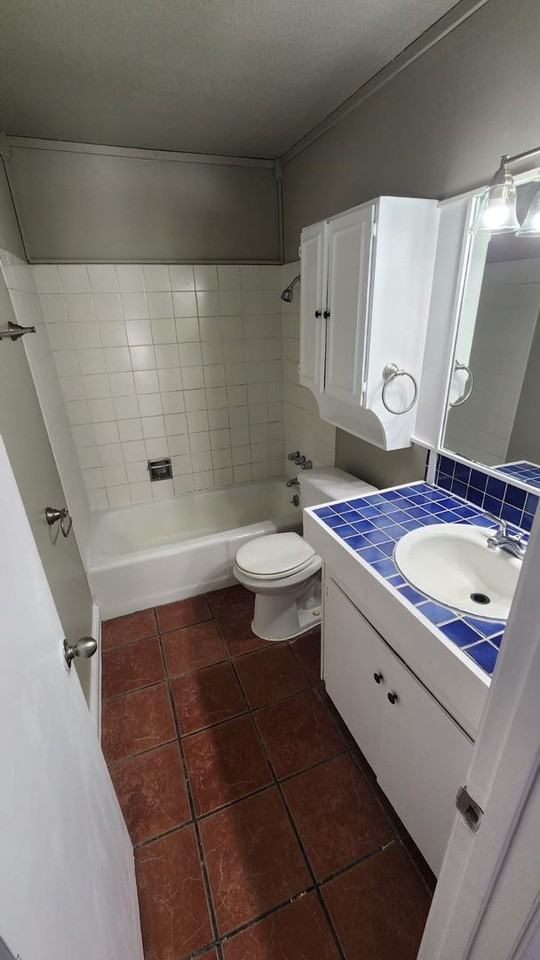 1304 Summit St - Photo 5 of 14