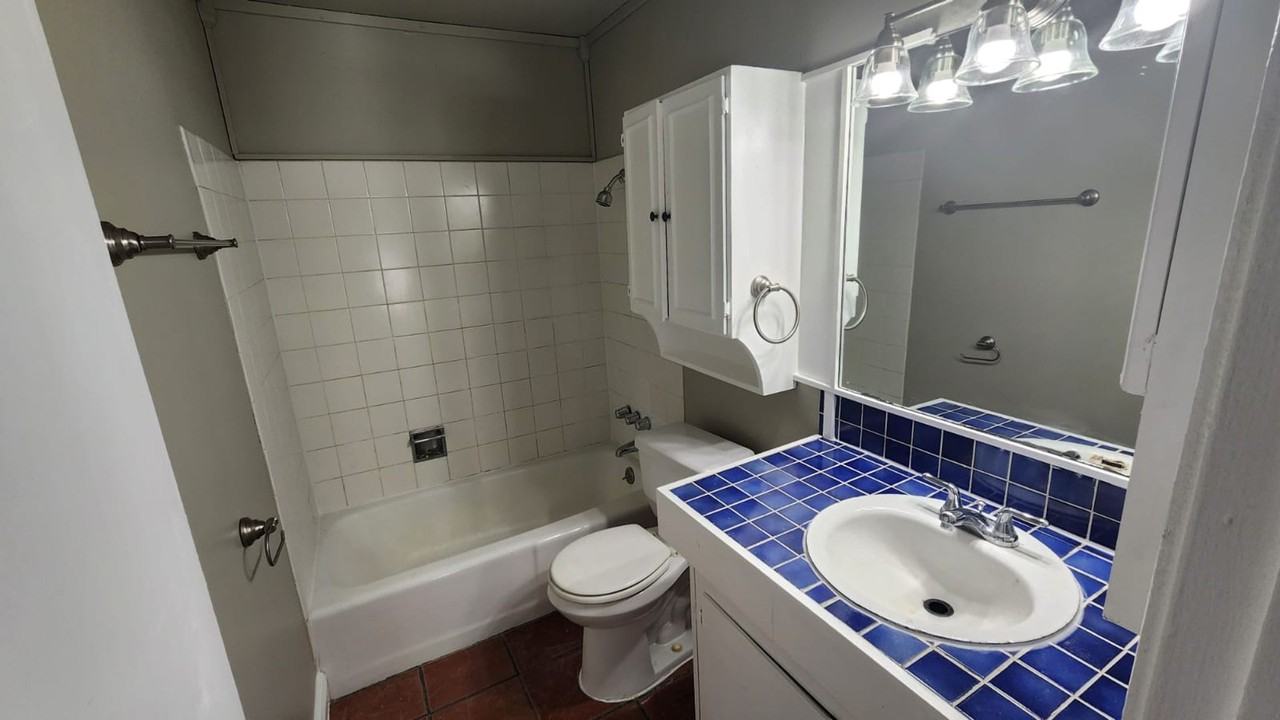 1304 Summit St - Photo 6 of 14