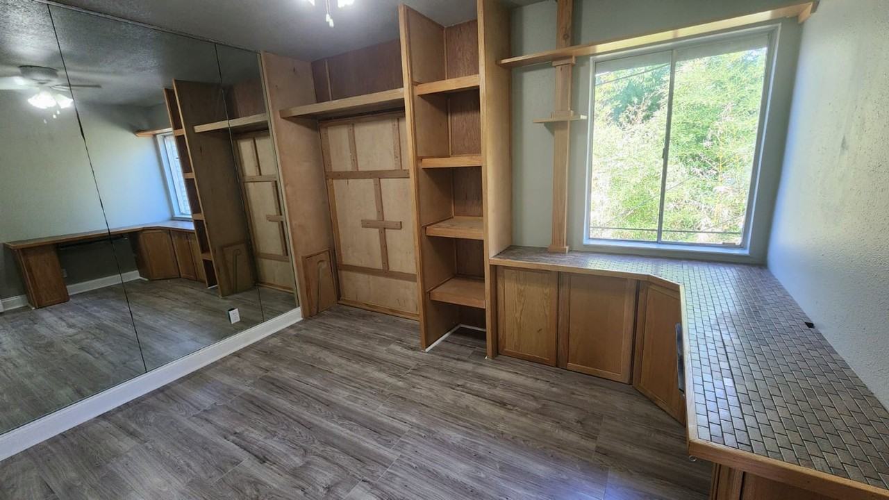 1304 Summit St - Photo 7 of 14