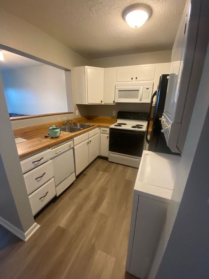 1380 Hunters Rd Apt J - Photo 2 of 18