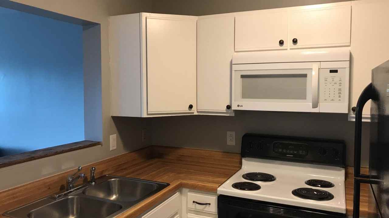 1380 Hunters Rd Apt J - Photo 3 of 18