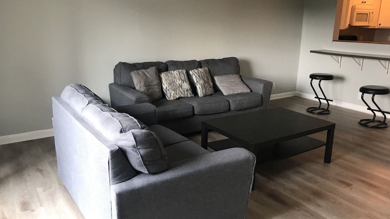 1380 Hunters Rd Apt J - Photo 5 of 18