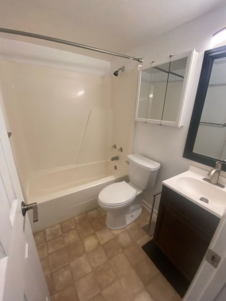 1380 Hunters Rd Apt J - Photo 7 of 18