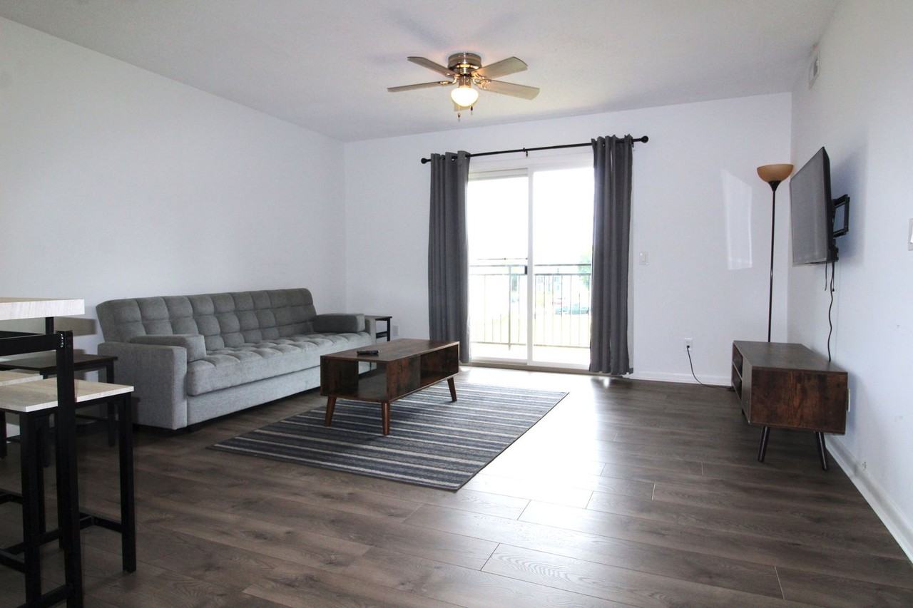 1372 Hunters Rd Apt E - Photo 2 of 14