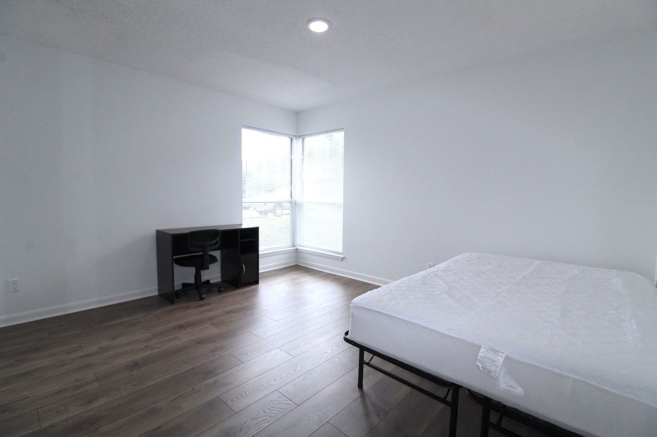 1372 Hunters Rd Apt E - Photo 3 of 14