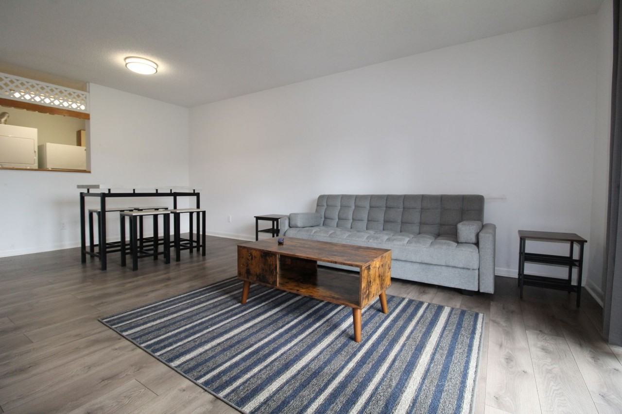 1372 Hunters Rd Apt E - Photo 7 of 14