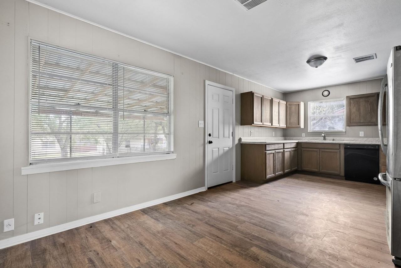 110 North Dr - Photo 3 of 19