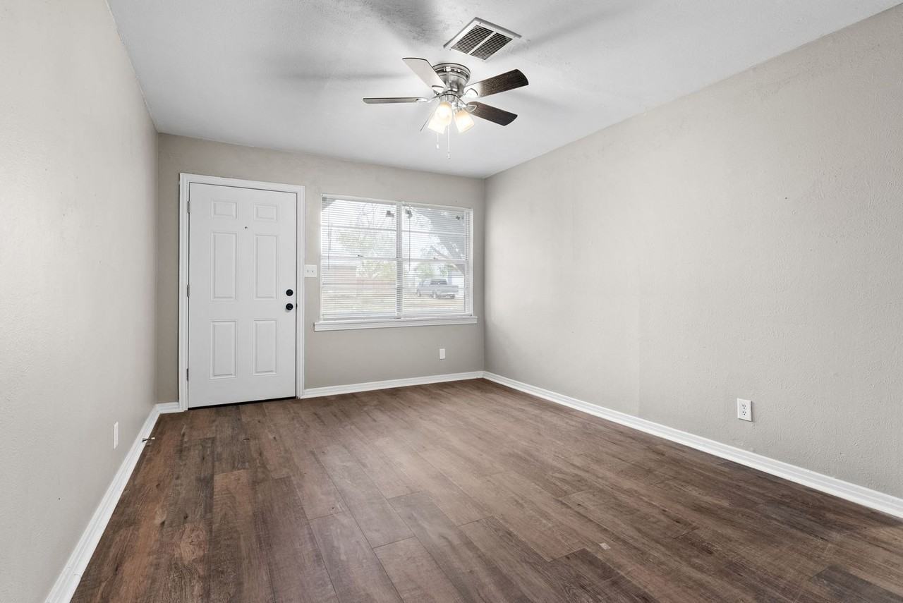 110 North Dr - Photo 4 of 19