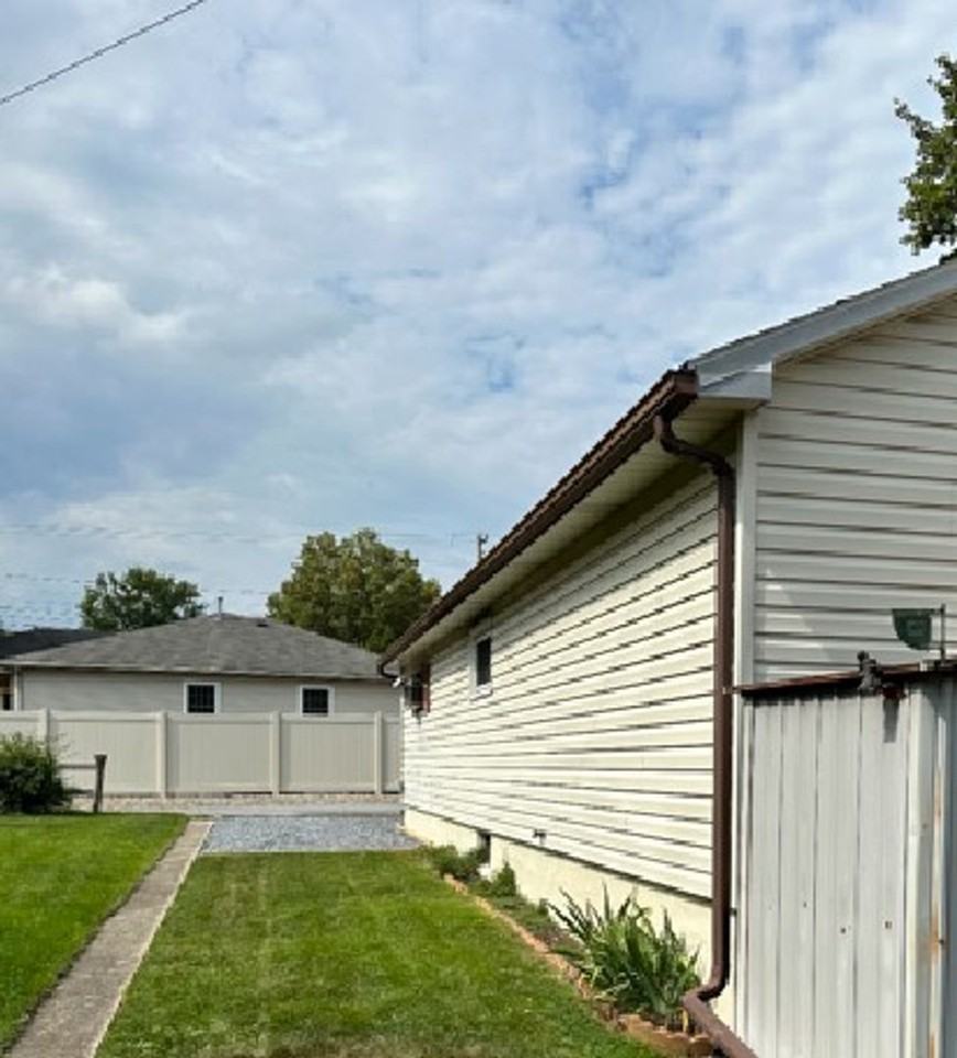 1413 E Caracas Ave - Photo 2 of 14