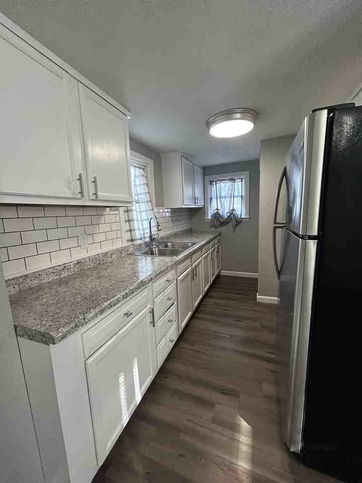 1102 S Jersey Ave - Photo 5 of 9