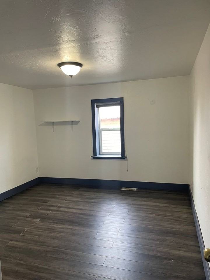 507 W 4th St - Photo 3 of 8