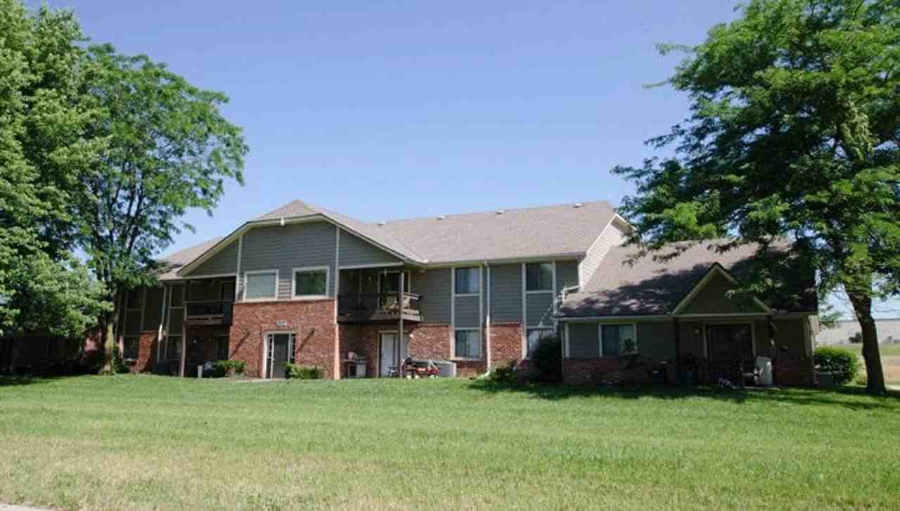 Spring Hill Plaza Apartments - Photo 2 of 32