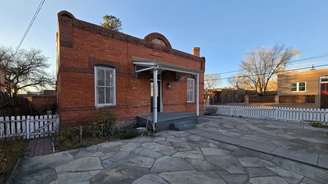 212 Chapelle St - Photo 7 of 14