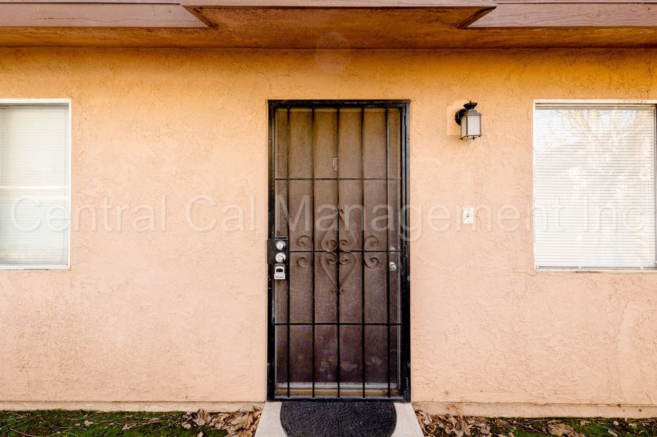 601 S Brown St - Photo 2 of 12
