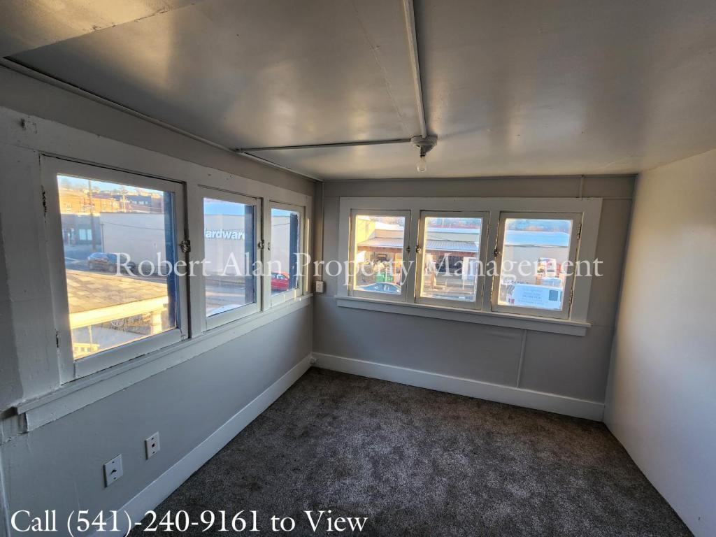 127 Sw Emigrant Ave - Photo 2 of 5